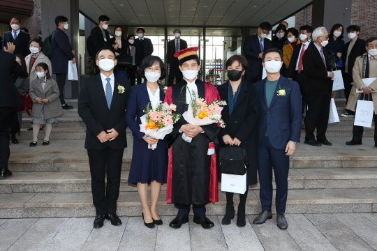 8일 대전 KAIST 본원 대강당에서 열린 이광형 총장 취임식을 마치고 김정주 NXC대표(사진 왼쪽부터), 안은경 여사(이광형 총장 부인), 이광형 총장, 송지나 작가, 김영달 아이디스 대표 등이 기념촬영을 하고 있다.  KAIST 제공